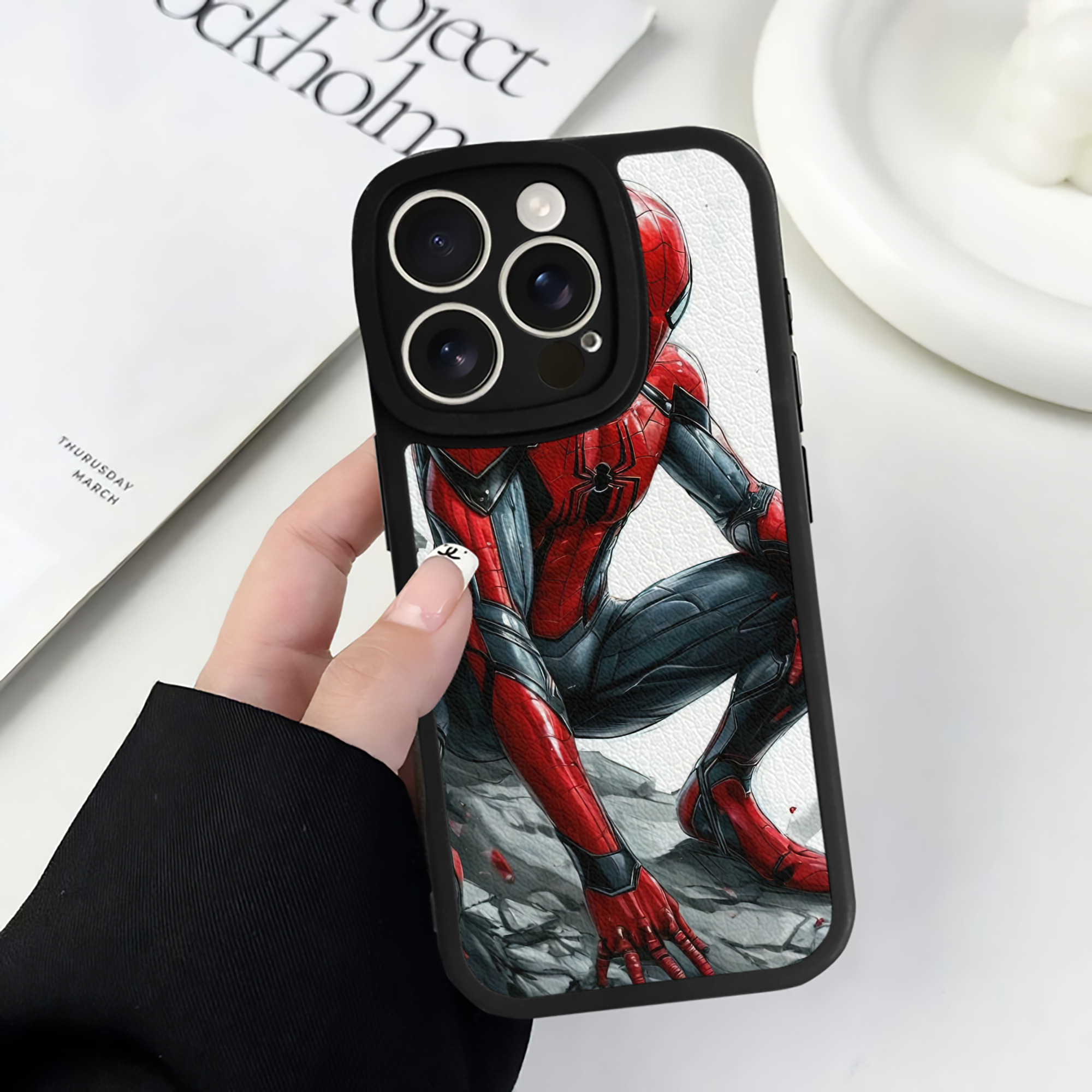 （画像用） Spider Man スパイダーマン 【iPhone 16シリーズ対応】シリコンスマホケース（レザー調） 材質：シリコン